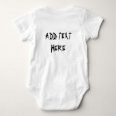 猫ハロウィン怖い漫画のキャラクターが立つ ベビーボディスーツ (裏面)