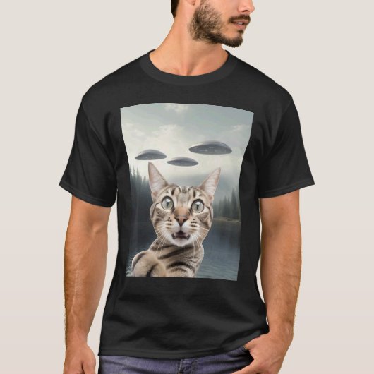 猫パパママのためのエイリアンUFO猫キャット Tシャツ (正面)
