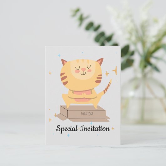 猫パーソナライズされたとヨガ好きのかわいいヨガ猫 インビテーションポストカード (スタンド正面)