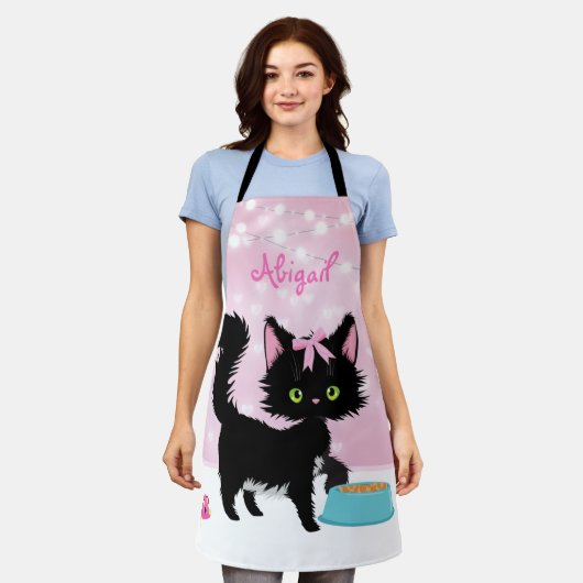 猫パーソナライズされたピンクと白のガーリー子猫 エプロン (着用した状態)
