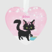 猫パーソナライズされたピンクと白のクリガーリースマス オーナメント (裏面)