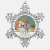 猫パーソナライズされた第1回クリスマスペット写真 スノーフレークピューターオーナメント (正面)