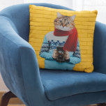 猫フォトグラファーのヴィンテージセーター予測できな クッション<br><div class="desc">この可愛い子猫の任意の救済部屋に色を追加予測できなする。レトロなスタイルのセーターを着てヴィンテージカメラを持った猫のコラージュスタイルイラストレーションを備えた装飾用クッション。彼の赤いスカーフと青いセーターの虎猫は明るい黄色のレンガの壁に置かれている。</div>