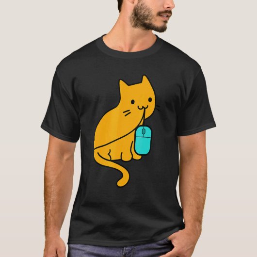 猫プログラマーゲーマーがPCゲーミングマウスを食べる Tシャツ (正面)