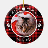 猫ペット初めてのクリスマス写真素朴赤い格子柄 セラミックオーナメント (裏面)