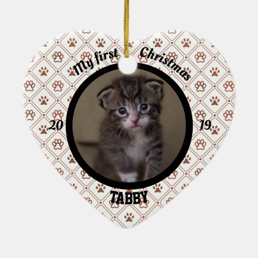 猫マイ初めてのクリスマス子猫の写真名ハート セラミックオーナメント (裏面)