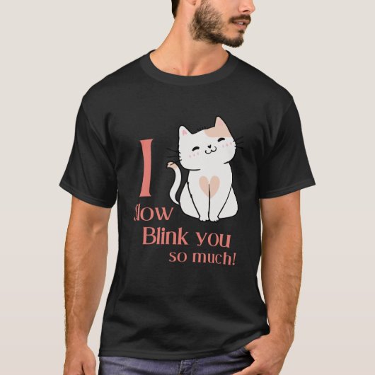 猫ママの服を着て、ゆっくり瞬きする Tシャツ (正面)
