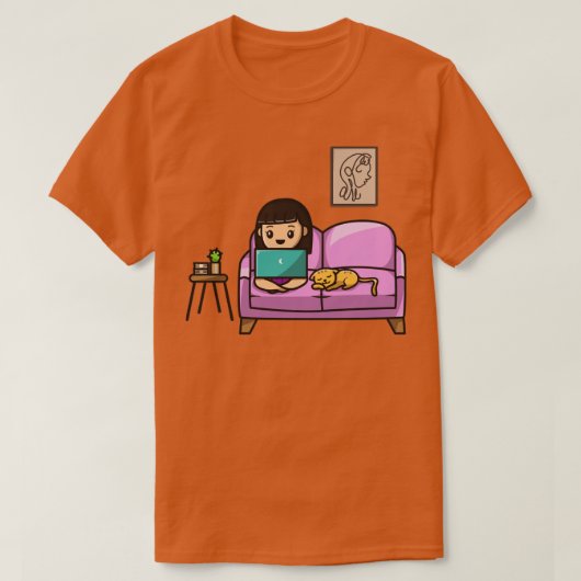 猫マンガのノートパソコンで働くかわいい女の子 Tシャツ (デザイン正面)