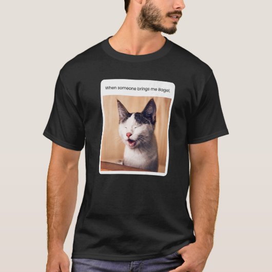 猫ミームが私のベーグルを連れてきたとき Tシャツ (正面)