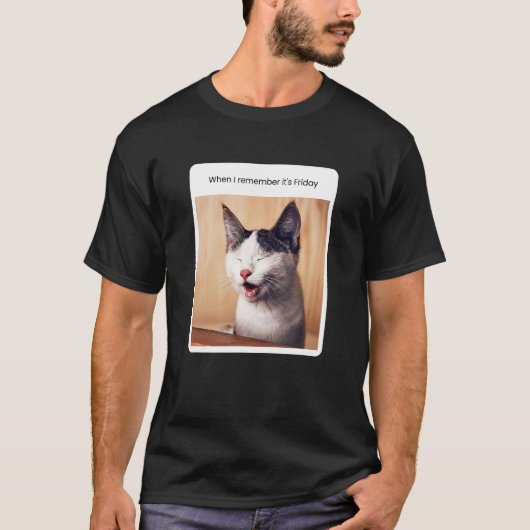 猫ミームが金曜日を思い出す Tシャツ (正面)