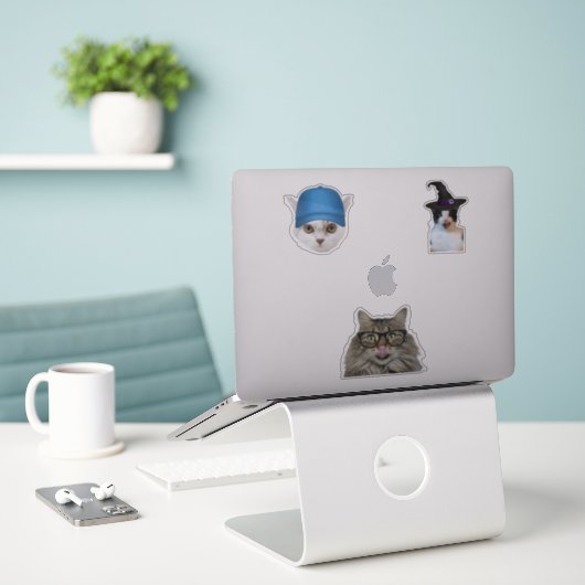 猫ミーム シール (デスク上のノートパソコン)