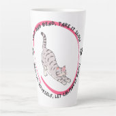 猫ヨガ落ち着き – ストレッチ感動的猫 カフェラテマグ (正面)