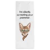 猫ワインの文法を黙って修正してるバッグ ワインギフトバッグ (裏面)