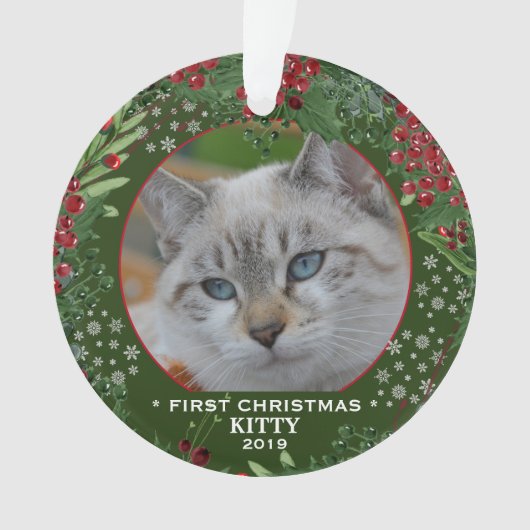 猫初めてのクリスマスのホリーリースの雪片写真 オーナメント (正面)