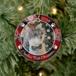 猫初めてのクリスマス赤い黒い格子模様 セラミックオーナメント<br><div class="desc">赤と黒の水牛のチェックパーソナライズされたオーナメントで子猫や猫の初めてのクリスマスを記念して写真記念オーナメントを作成し、猫の足跡や雪の結晶を使った円形のセラミック製のを作成しカスタムて、お使いの文字(サンプルは名前の初めてのクリスマスを示す)。デザインは両側で複製される。オプション：他のオーナメントスタイルは注文ページで利用可能であるか、デザインを他のオーナメントスタイルに転送することができる。アシスタンス：救済デザインの変更、カスタマイズ、色の変更、または別の製品へのデザインの転送に関しては連絡、下のZazzleチャットメッセージタブを介してデザイザBEFORE ORDERINGまたは電子メールmakeitaboutyoustore@gmail.comを介して。</div>