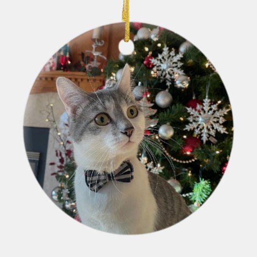 猫初めてのクリスマス赤バッファロープレイド2写真 セラミックオーナメント (裏面)