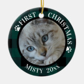 猫初めてのクリスマス2 – フォトティール（緑がかった色）とブラックプレイド セラミックオーナメント (正面)