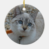 猫初めてのクリスマス2 – フォトティール（緑がかった色）とブラックプレイド セラミックオーナメント (裏面)