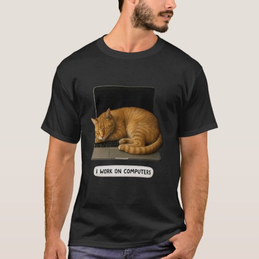 猫好きなコンピュータ技術者 ネコのゆるキャラ ノートパソコン Tシャツ (正面)