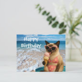 猫好きの誕生日に最適なビーチをテーマにしたデザイン ポストカード (スタンド正面)