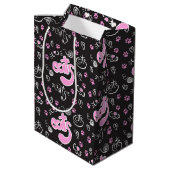 猫好きピンクとブラックのパーソナライズされた誕生日 ミディアムペーパーバッグ (裏面アングル)