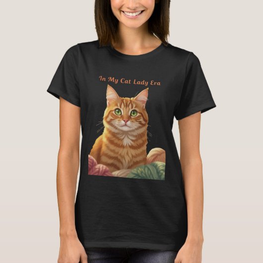 猫婦人時代 トラビー猫のチャーム デザイン Tシャツ (正面)