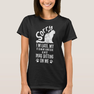 猫座って遅刻しちゃって1 Tシャツ