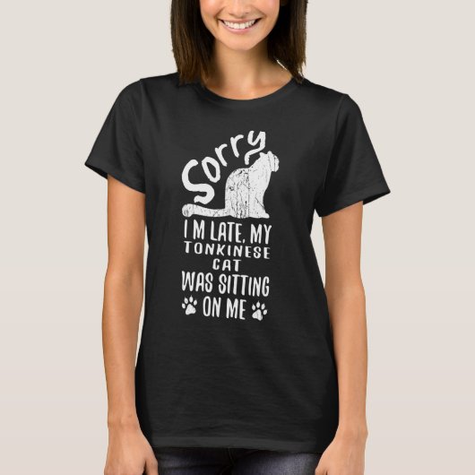 猫座って遅刻しちゃって1 Tシャツ (正面)