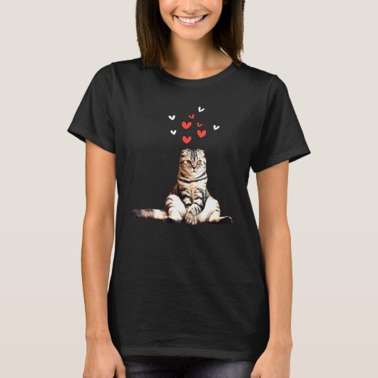 猫座りフロアハート黒背景かわいいキット Tシャツ (正面)