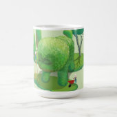 猫庭師と緑の動物の茂み コーヒーマグカップ (中央)