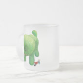 猫庭師と緑の動物の茂み フロストグラスマグカップ (正面左)