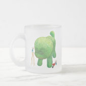 猫庭師と緑の動物の茂み フロストグラスマグカップ (左)