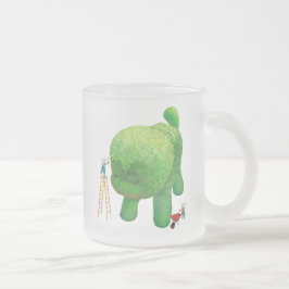 猫庭師と緑の動物の茂み フロストグラスマグカップ