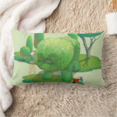 猫庭師と緑の動物の茂み ランバークッション (ブランケット)