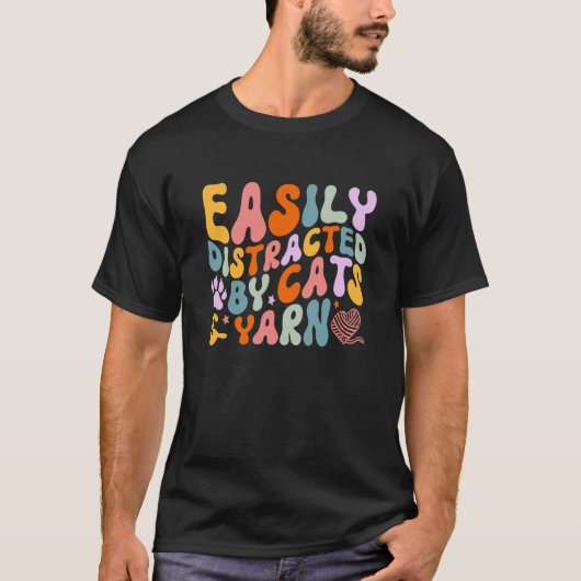 猫引用文が猫とヤーンクロッシュに気を取られる Tシャツ (正面)