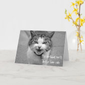 猫怒の誕生日パーティーがケーキを食べる カード (黄色い花)