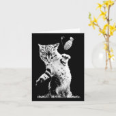 猫投げおもしろい手榴弾シーン カード (黄色い花)