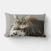 猫抱きボーイフレンド虎猫枕 ランバークッション (正面)