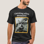 猫撮り自撮りミームufo「猫探しエイリアンモーメント」 tシャツ (正面)
