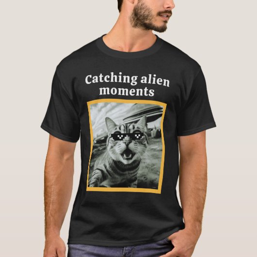 猫撮り自撮りミームufo「猫探しエイリアンモーメント」 tシャツ (正面)