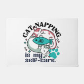 猫昼寝は私の自己主気に張：かわいい眠い猫 ドアマット (正面)