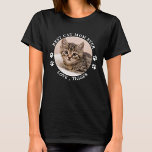 猫最高の母が前足でプリンカスタムトかわいいペット写真 Tシャツ<br><div class="desc">猫最高の母さん…このお気に入りの可愛いペットの写真Tシャツで、お母さんの日、誕生日やすごいクリスマスに猫のマカスタムマをサプライズ。こカスタマイズの猫の写真と名お気に入りの前のtシャツ。この猫パパのシャツは猫好きやママに必須。猫素晴らしのプレゼント。COPYRIGHT © 2020 Judy Burrows,  Black Dog Art - All Rights Reserved.猫最高のお母さん肉柄カスタムかわいいペット写真Tシャツ</div>
