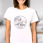 猫最高の母のペット写真 Tシャツ<br><div class="desc">パーソナライズされた最高の猫のママはカスタムいつも写真のシャツ。猫祝の母と愛する子猫の特別な結び付きは、どんな猫好きにもピッタリ最高のの「猫の母エバー」のシャツ。柔らはっきりしたかな白い背景の上にモダンタイポグラフィを施しグラデーション、感傷性とスタイルを兼ね備えている。グレーお洒落は縁どtouchの愛する両側に小さなグレーのハートでアクセントを追加したエレガンスのための文字を丸める。猫カスタマイズや子猫、猫の思い出お気に入りのや、猫の友達と一緒に作った姿を写真に収めユニークて、衣服を誇りに思う。母の日や誕生日に理想的なデザインで、毛皮一家と共有する愛を思い出す毎日として、究極の猫母として思い出に残る思いやりある贈り物です祝。</div>