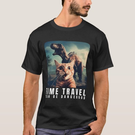 猫熱狂するの自撮走撮の時間旅行は危険な場合あり Tシャツ (正面)
