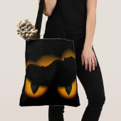 猫白熱［赤熱］光を放つの目 トートバッグ (クローズアップ)