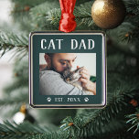 猫素朴パーソナライズされたパパ写真 メタルオーナメント<br><div class="desc">このカスタムオーナメントは、特別なペットの親のために思い出に残るクリスマスプレゼントを作る。デザインお気に入りのは素朴なレタリングの上に「猫パパ」の写真を掲載。年に合わせてパーソナライズ彼は下のファーパパになったか、またはメッセージや名前をカスタム追加する。</div>