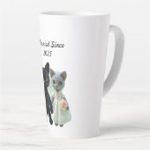 猫結婚した2025 カフェラテマグ (右アングル)