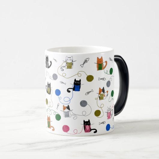 猫編み物ギフト、毛糸つき猫、猫ママギフト モーフィングマグカップ (正面右)