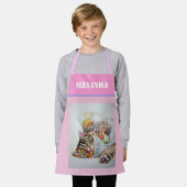 猫虎猫パステルキャッツキッズピンクガールズエプロン エプロン (着用した状態)