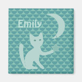 猫遊と月とスターティール(緑がかった色)パーソナライズされた マグネット (正面)